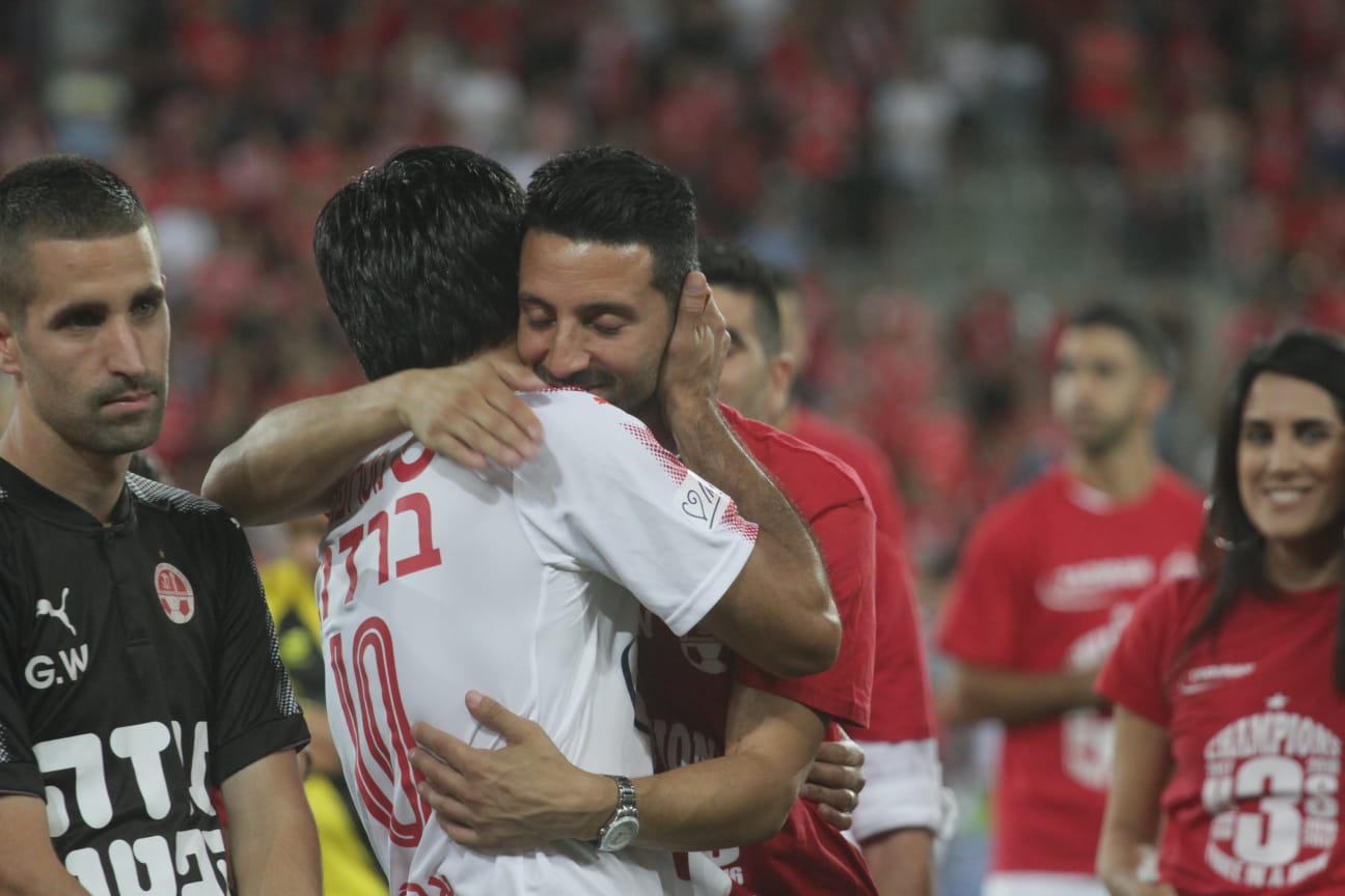 אליניב ברדה בחיבוק עם מנהל הקבוצה אביתר אילוז. שיחקו ביחד בעבר (צילום: בן בודה)